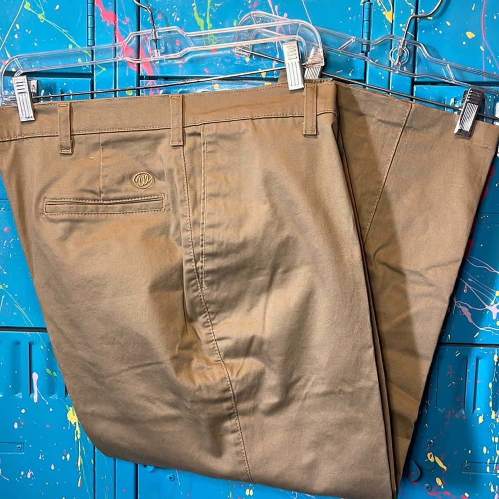 😎Wrangler Relaxed Fit. Men’s 38x30. Large pockets. M309